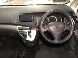 TOYOTA ISIS Platana 2011