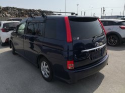 TOYOTA ISIS Platana 2011