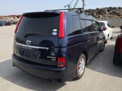 TOYOTA ISIS Platana 2011