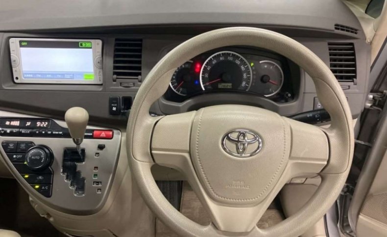 TOYOTA ISIS L 4WD 2014