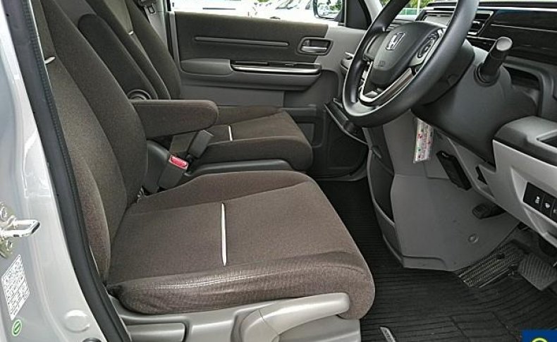 HONDA STEPWGN 4 WD 7-SEATERS 2015