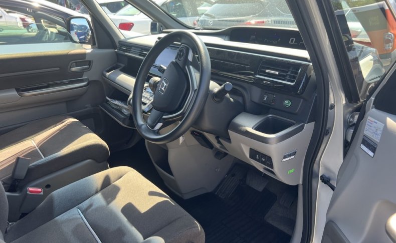 HONDA STEPWGN 4 WD 7-SEATERS 2015
