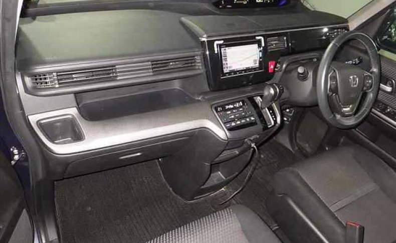 HONDA STEPWGN SPADA 7-SEATERS 2016