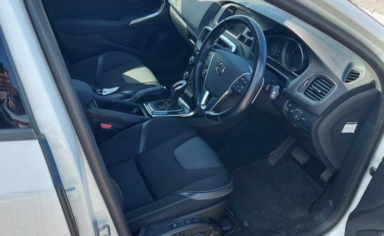 VOLVO V40  2016