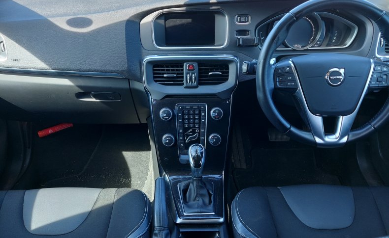 VOLVO V40  2016