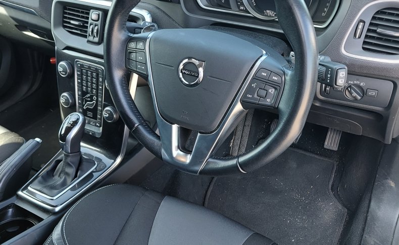 VOLVO V40  2016