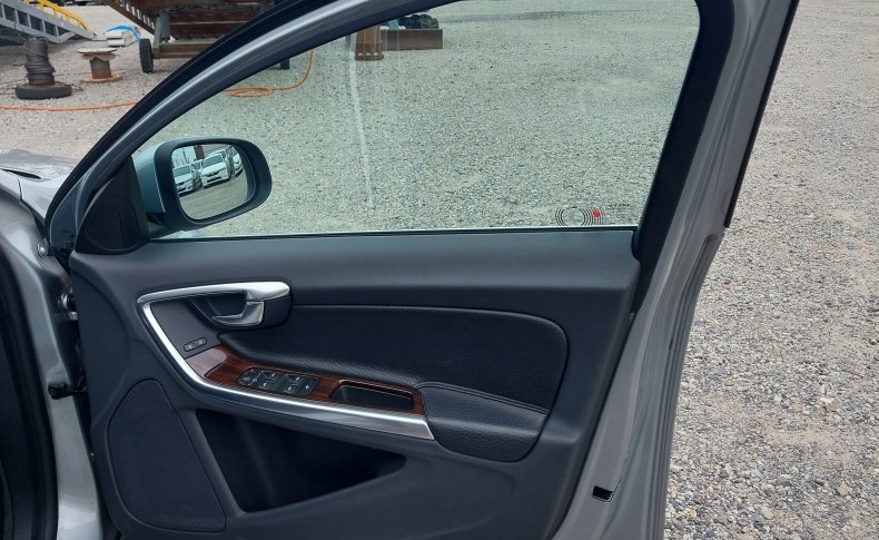 VOLVO S 60 (Комплектация с люком) 2011