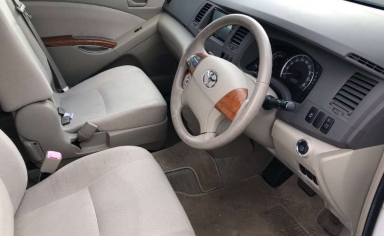 TOYOTA ISIS L G Edition 2010