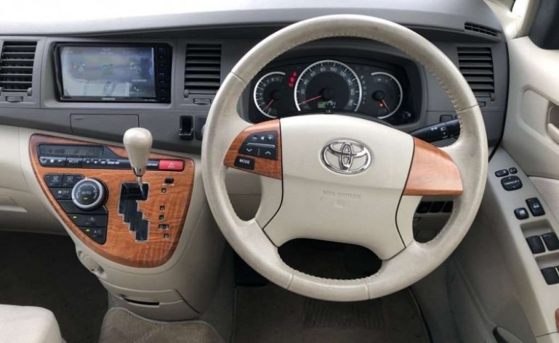 TOYOTA ISIS L G Edition 2010