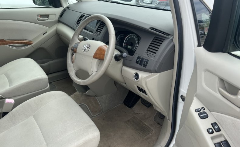 TOYOTA ISIS L G Edition 2010
