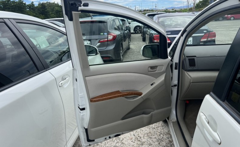 TOYOTA ISIS L G Edition 2010