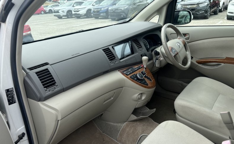 TOYOTA ISIS L G Edition 2010