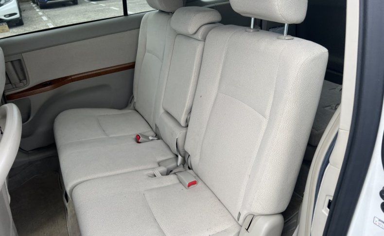 TOYOTA ISIS L G Edition 2010