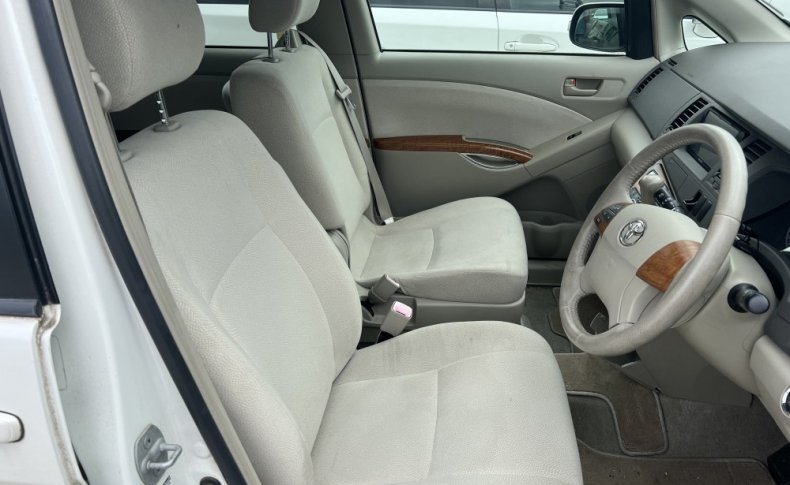 TOYOTA ISIS L G Edition 2010