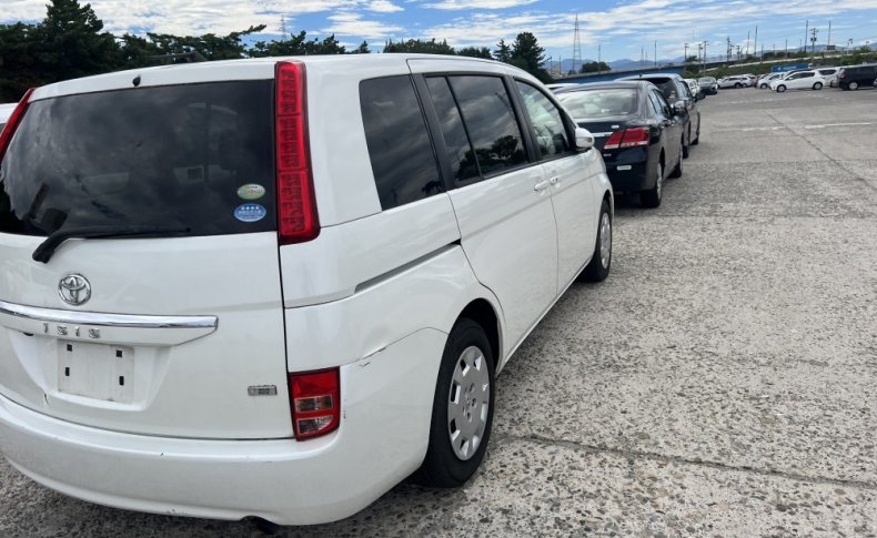 TOYOTA ISIS L G Edition 2010