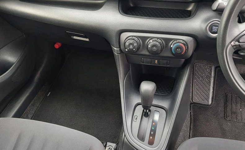 TOYOTA YARIS X 2020
