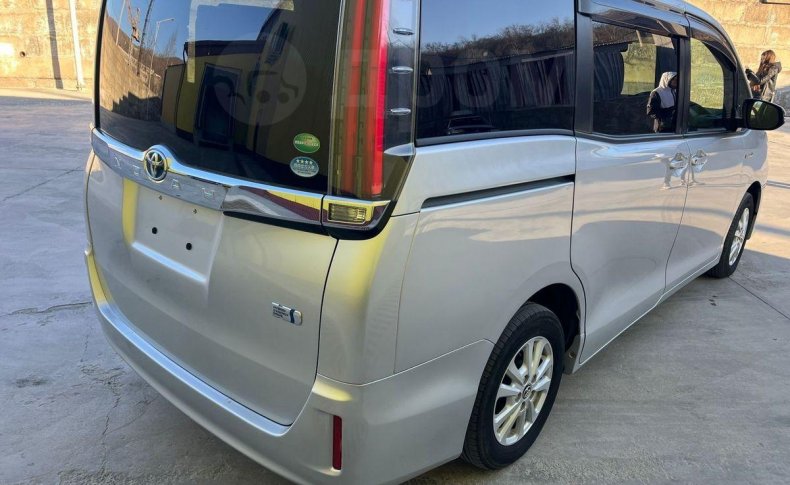 TOYOTA NOAH Hybrid X 2018
