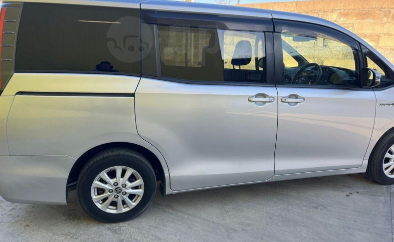 TOYOTA NOAH Hybrid X 2018