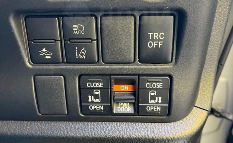 TOYOTA NOAH Hybrid X 2018