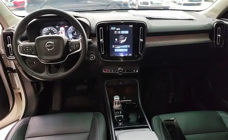 VOLVO XC40  2020