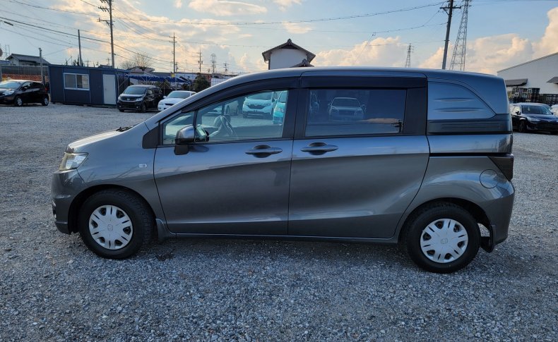 HONDA FREED SPIKE G JUST ION 2011
