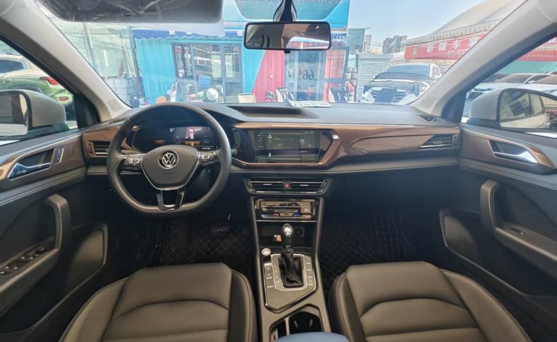 VOLKSWAGEN THARU  2022