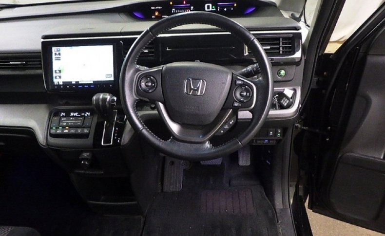HONDA STEPWGN SPADA 7-SEATERS 2015