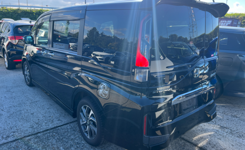 HONDA STEPWGN SPADA 7-SEATERS 2015