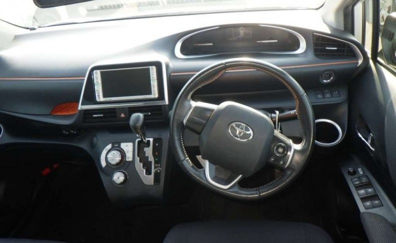 TOYOTA SIENTA G 2016