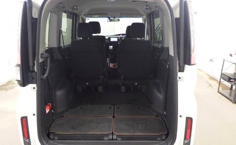 HONDA STEPWGN SPADA 7 SEATER 2015