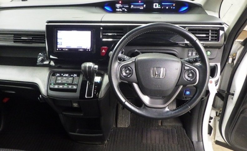 HONDA STEPWGN SPADA 7 SEATER 2015