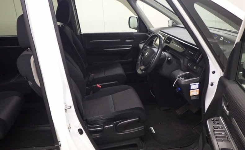HONDA STEPWGN SPADA 7 SEATER 2015