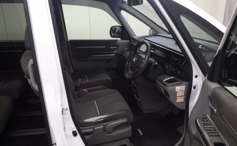 HONDA STEPWGN 4WD G-EX 7 SEATER 2015
