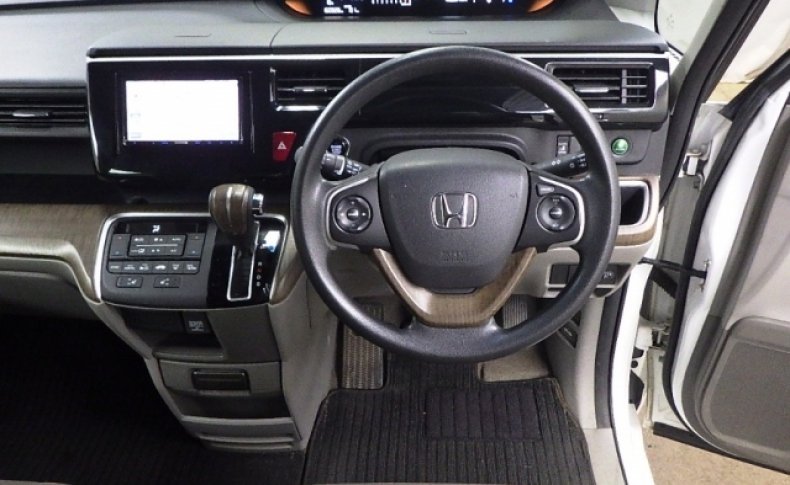 HONDA STEPWGN 4WD G-EX 7 SEATER 2015