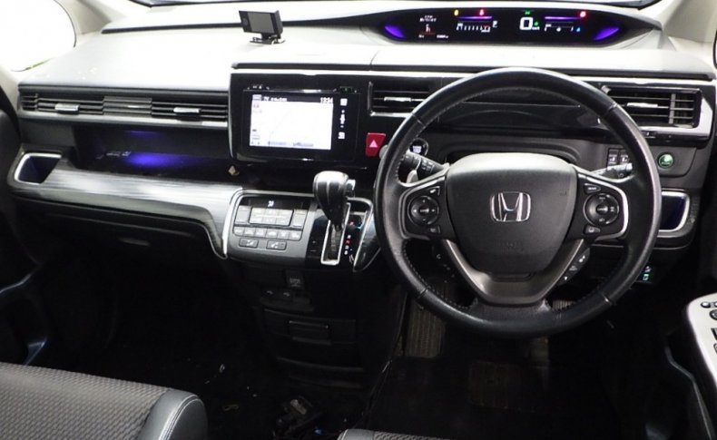 HONDA STEPWGN COOL SPIRIT 8-SEATERS 2015