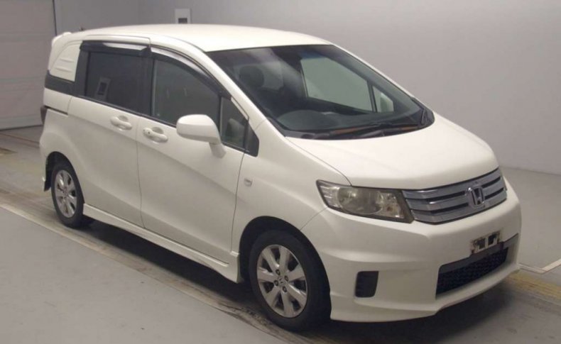 HONDA FREED SPIKE G AERO 2010
