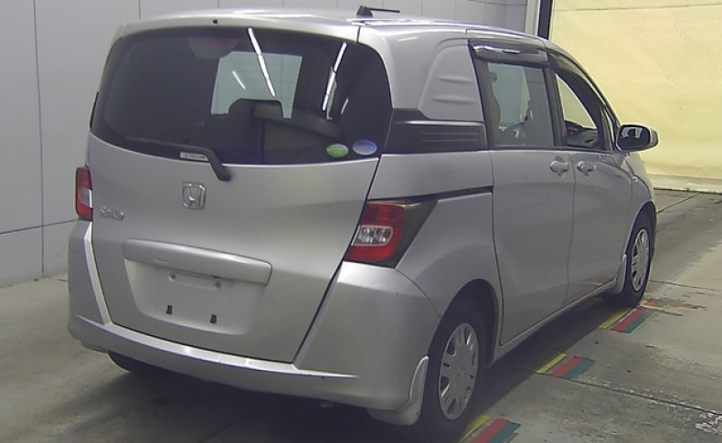HONDA FREED SPIKE G 2011