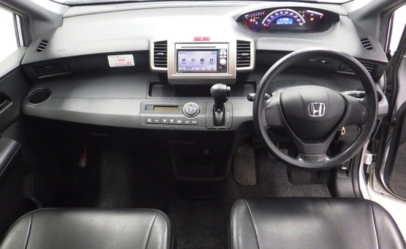 HONDA FREED SPIKE G 2011