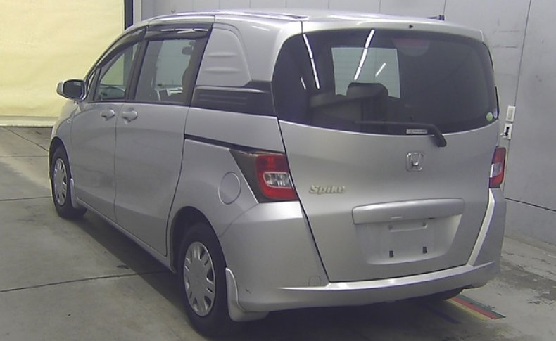 HONDA FREED SPIKE G 2011