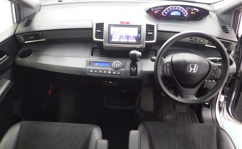 HONDA FREED SPIKE G PREMIUM EDITION 2015