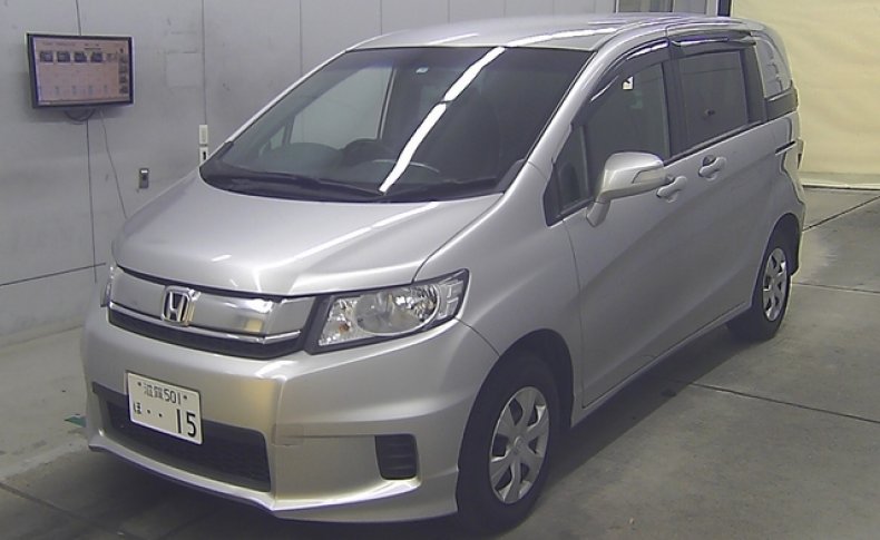 HONDA FREED SPIKE G PREMIUM EDITION 2015