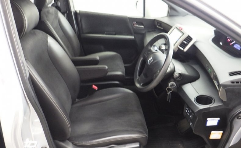 HONDA FREED SPIKE G PREMIUM EDITION 2015