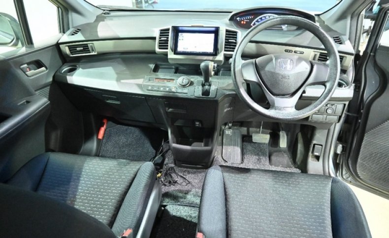 HONDA FREED SPIKE G AERO 2011