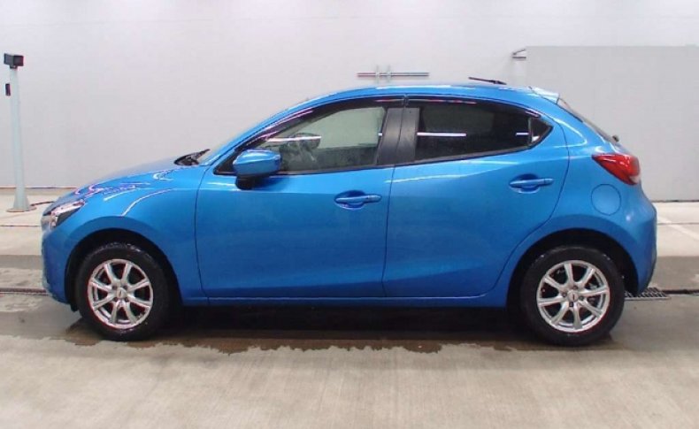 MAZDA DEMIO 13S 4WD 2015