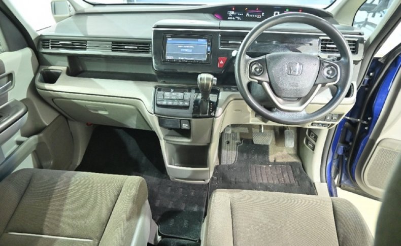 HONDA STEPWGN G 8-SEATERS 2015
