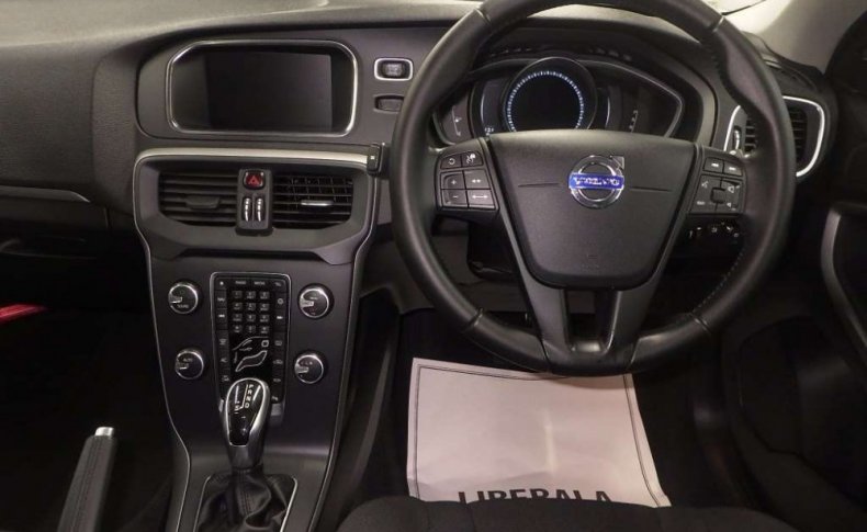 VOLVO V40 T3 2015