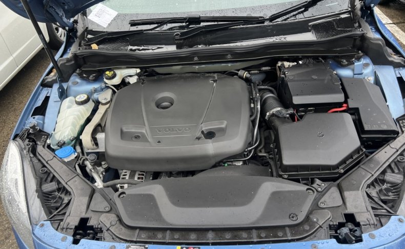 VOLVO V40 T3 2015