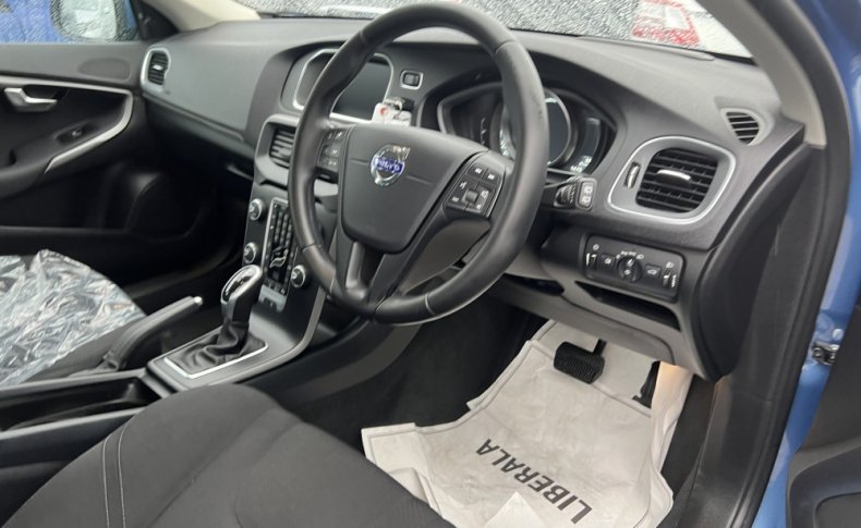 VOLVO V40 T3 2015