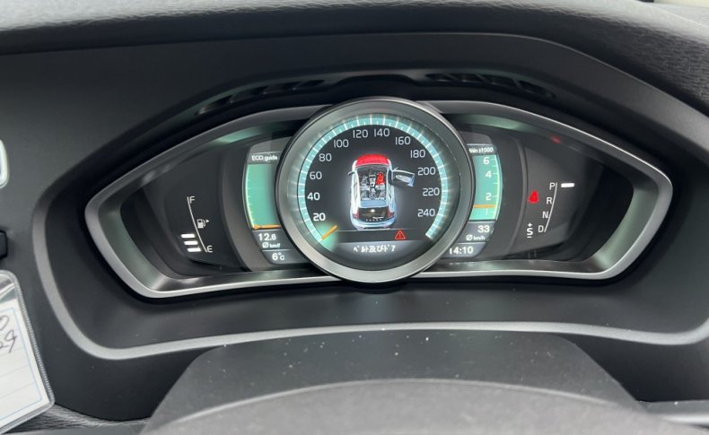 VOLVO V40 T3 2015