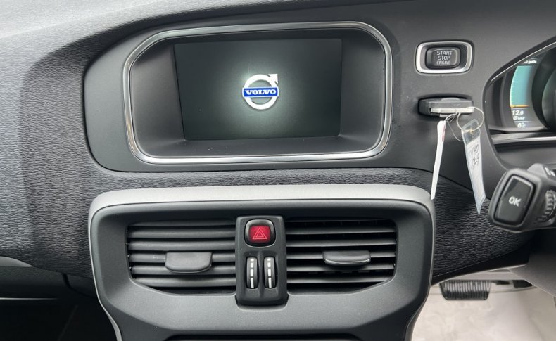 VOLVO V40 T3 2015